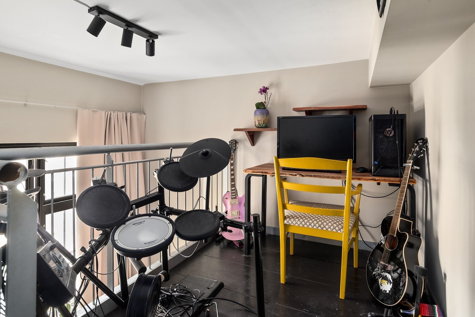 Hemsen gir soverommet flere bruksområder, og kan møbleres med kontormøblement eller annet. Galleribilde