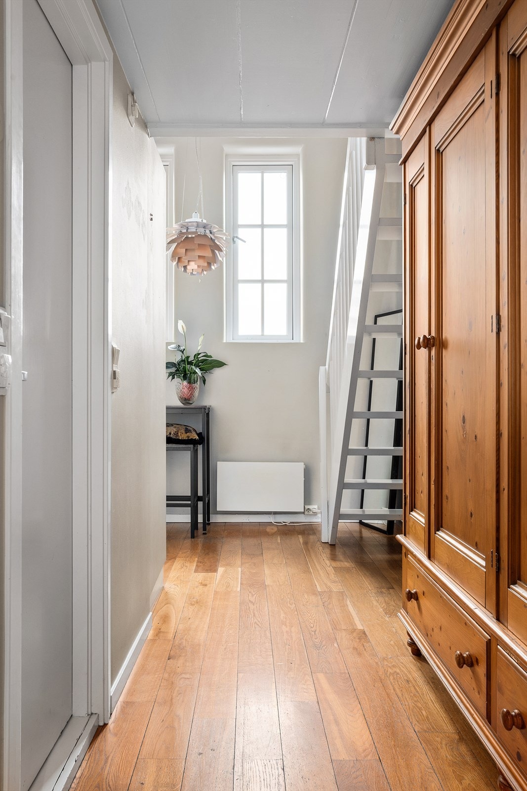 Inngang fra felles oppgang til sekundær del med lys og trivelig adkomst i entreen. Galleribilde