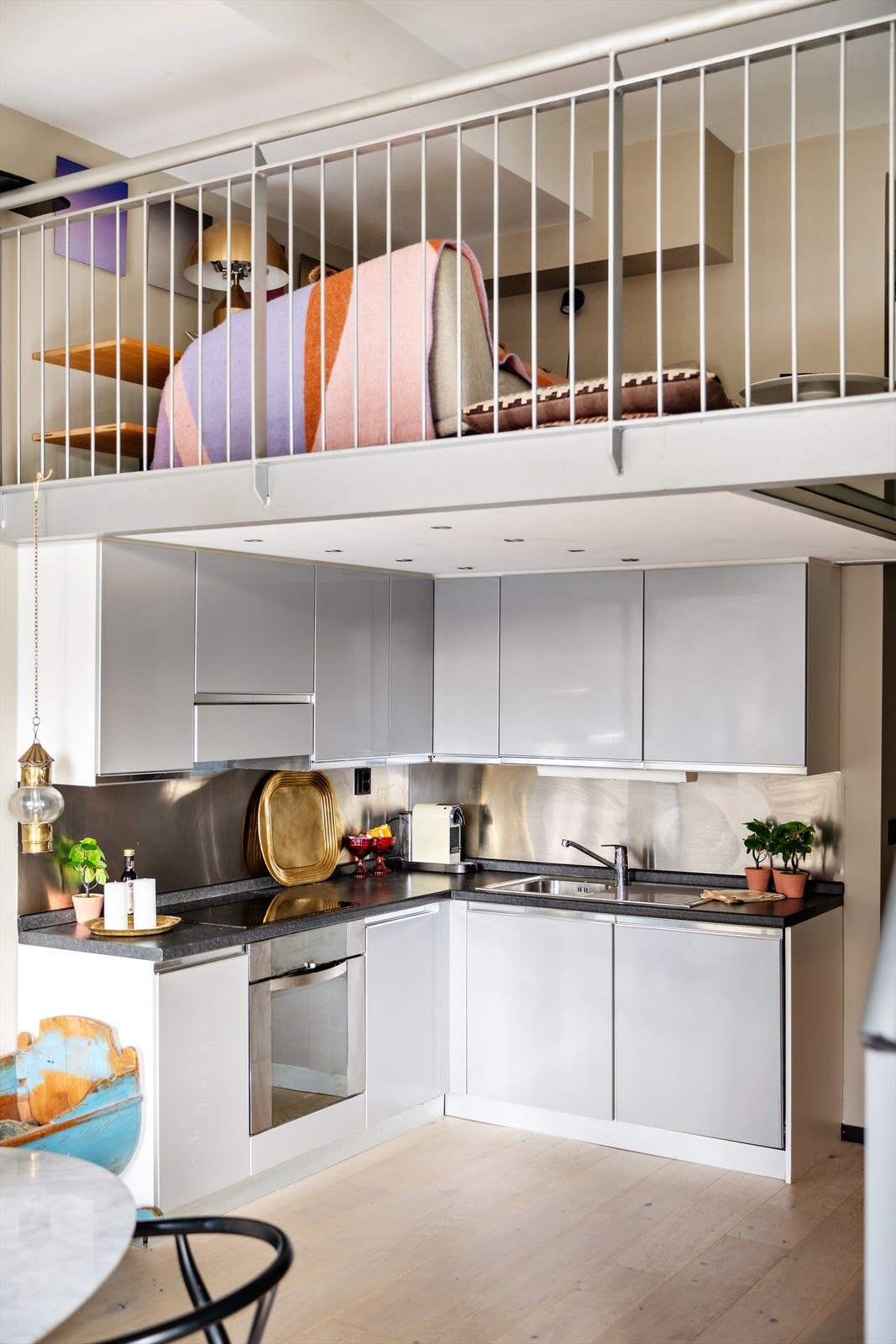 Effektiv kjøkkenløsning med hems gir verdifullt ekstra areal. Galleribilde