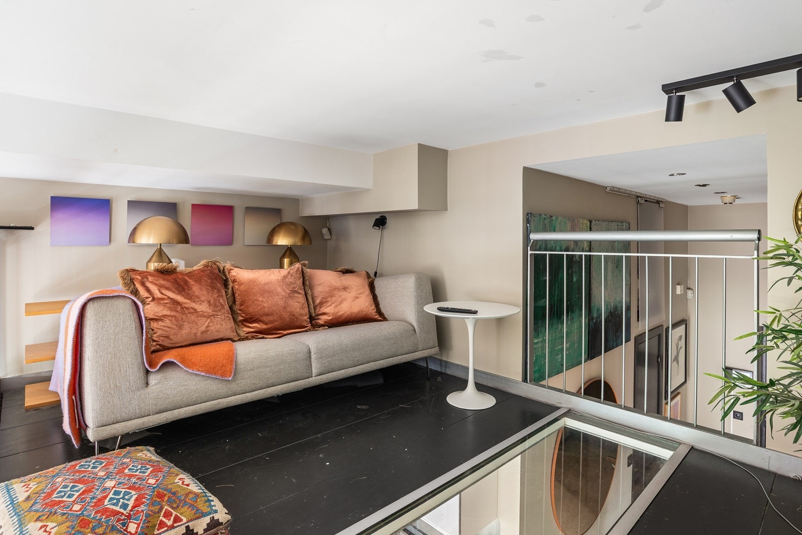 Hems over kjøkken har plass til sofa og fungerer som tv-stue. Galleribilde