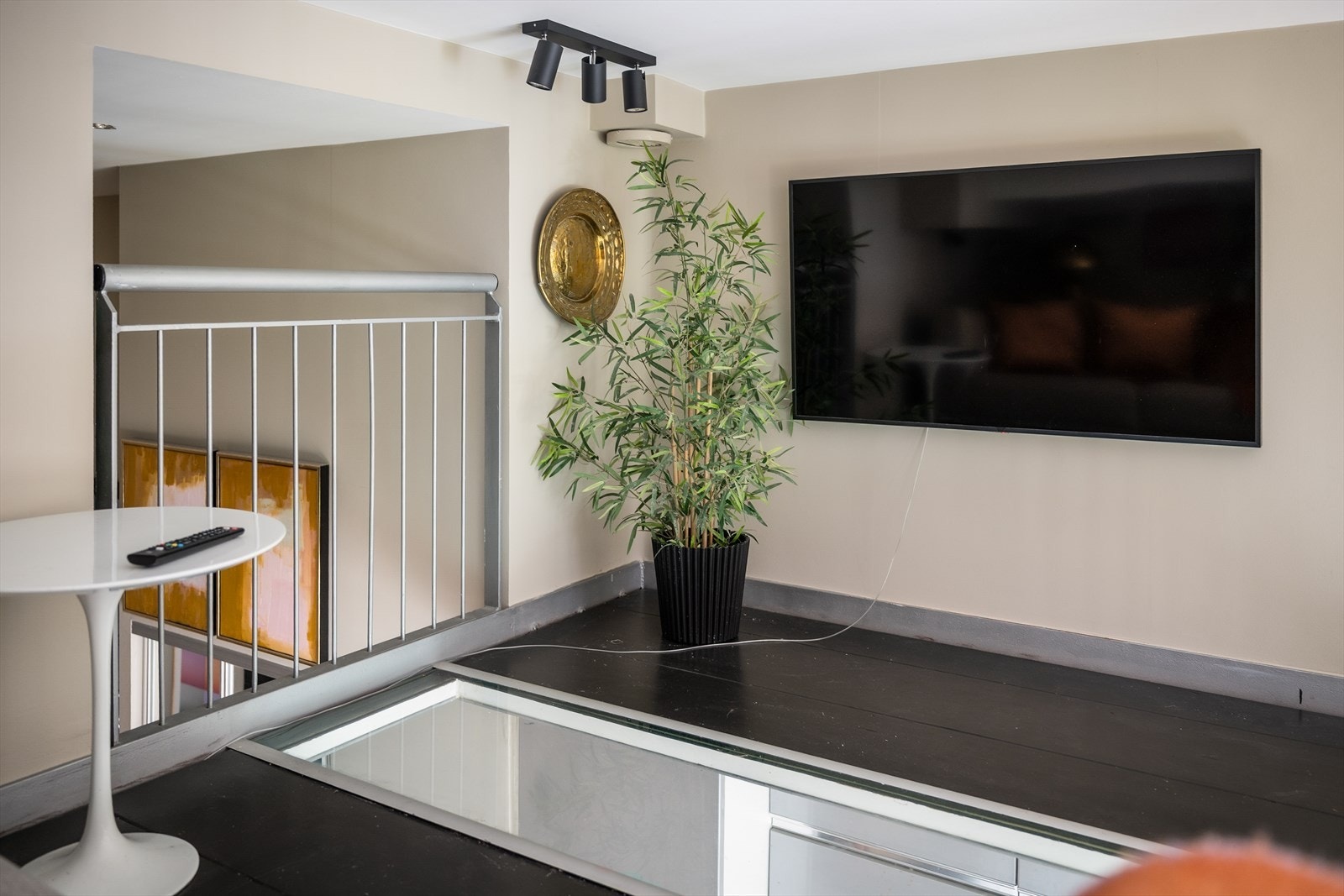 Hemsen har etasjeskille i stål- og trekonstruksjon. Galleribilde