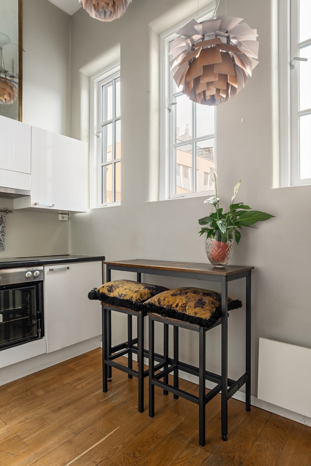 Vinduer bidrar til godt innslipp av lys og hyggelig atmosfære på kjøkkenet. Galleribilde