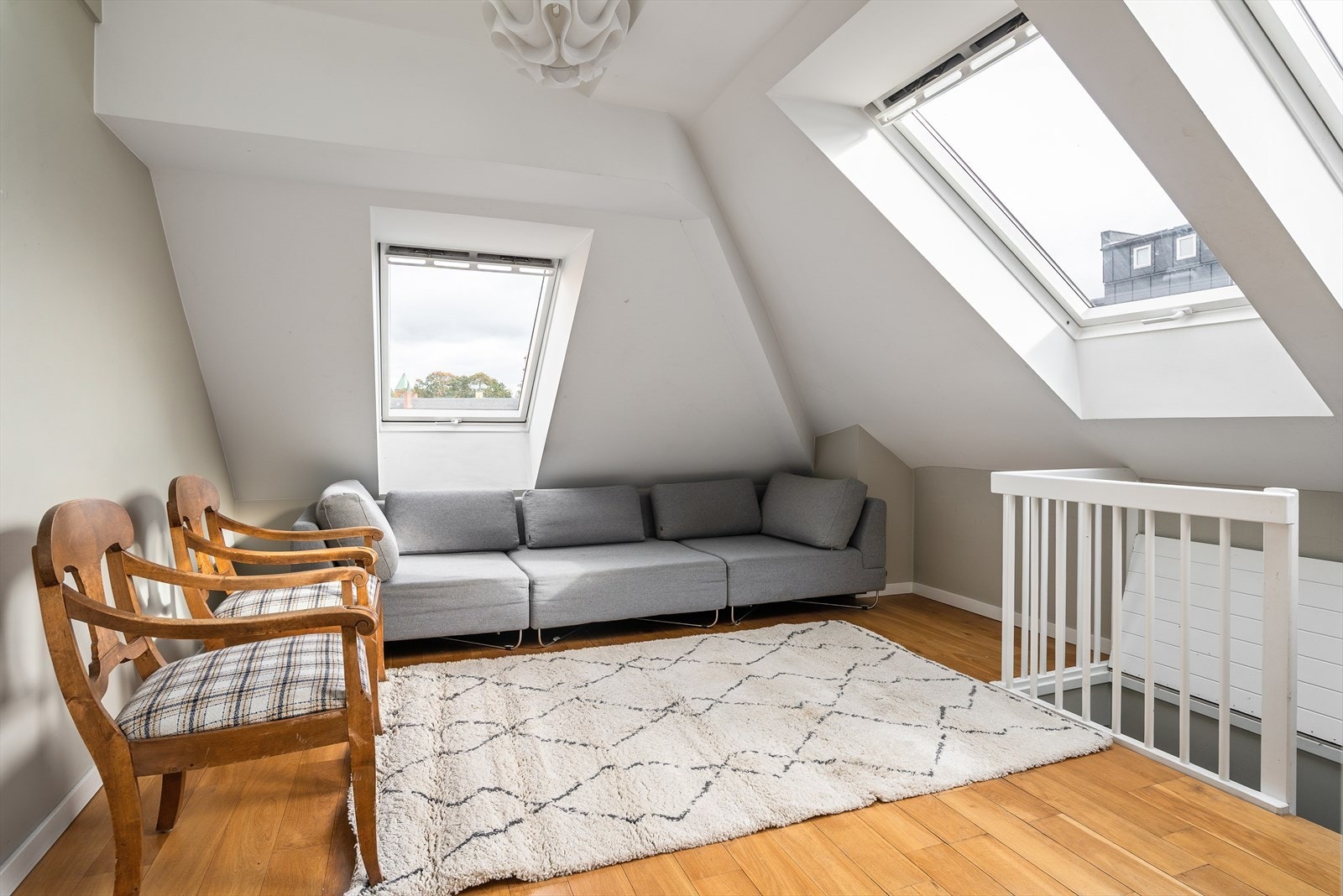 Romslig stue i 4.etg med rikelig lysinnslipp. Galleribilde