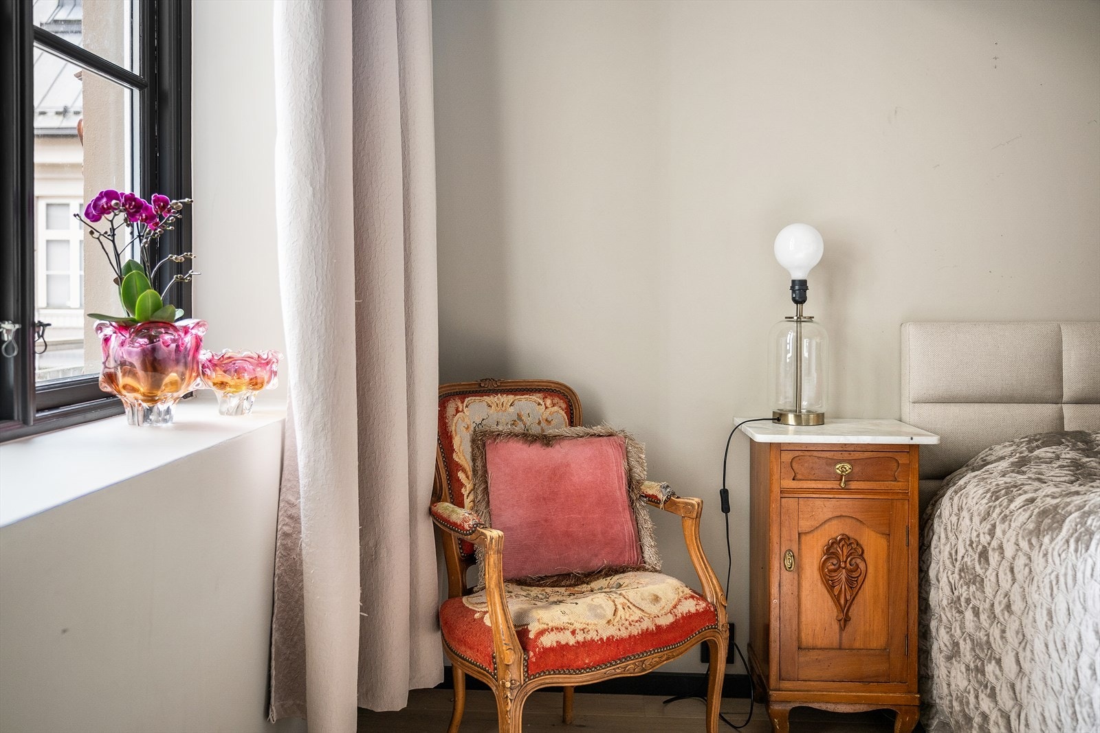 God takhøyde, dyp karm og stor vindusflate gir rommet en behagelig tilværelse. Galleribilde