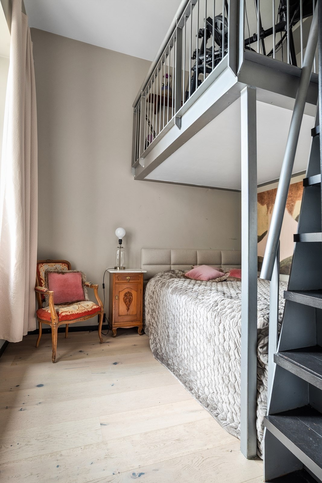 Dey andre soverommet med adgang fra entreen har også hems med mulighet for møblering eller oppbevaring. Galleribilde