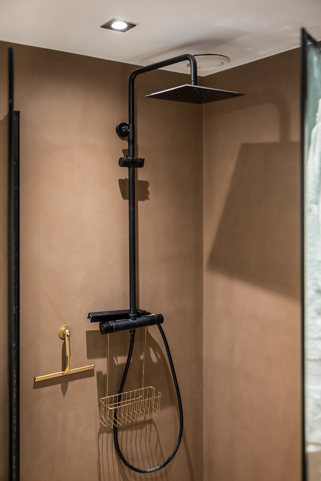 I likhet med resten av leiligheten har badet både stilrene detaljer og god funksjonalitet. Galleribilde