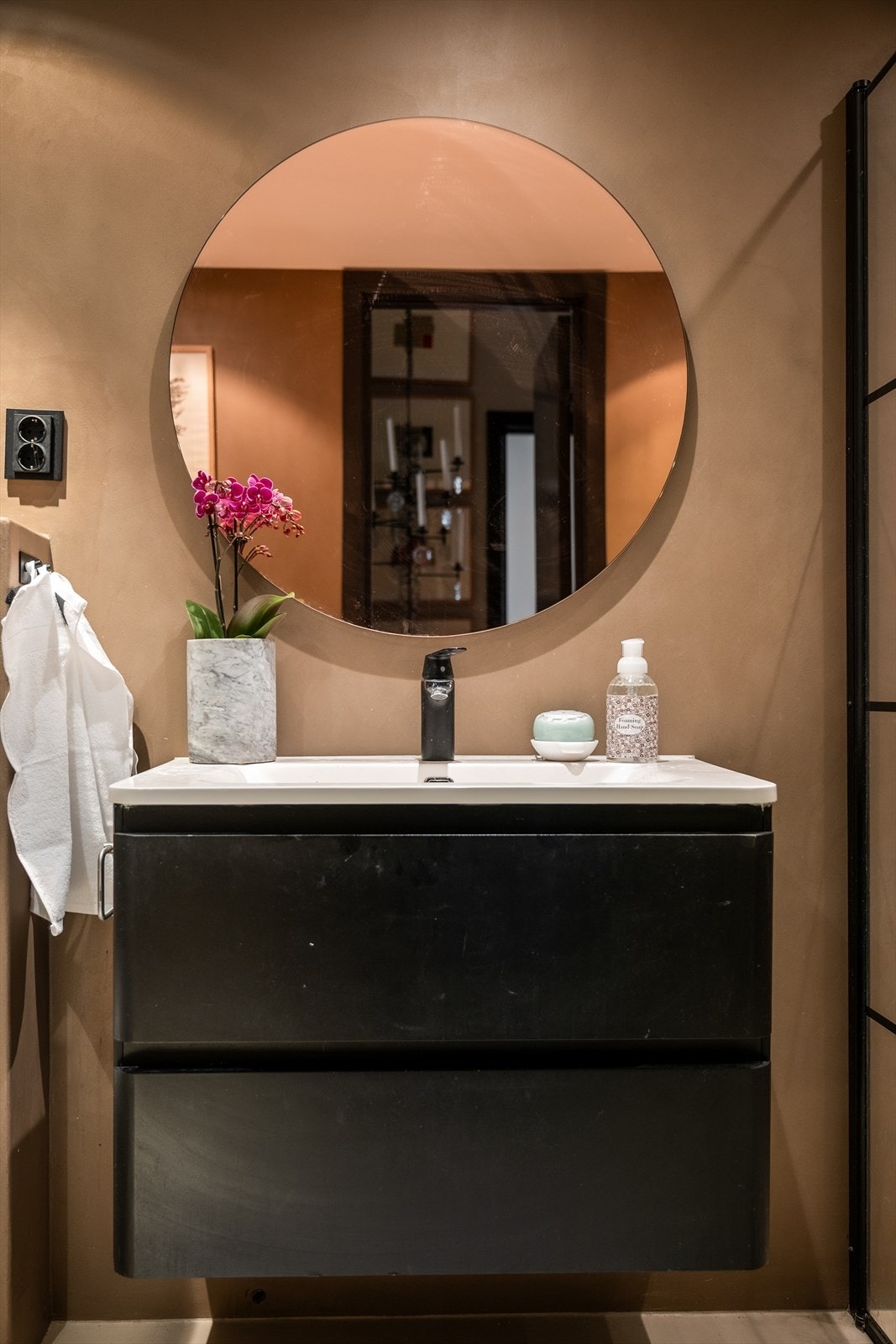 Badet er pusset opp med mikrosement og nytt sanitærutstyr i 2021 som gir rommet et moderne preg. Galleribilde