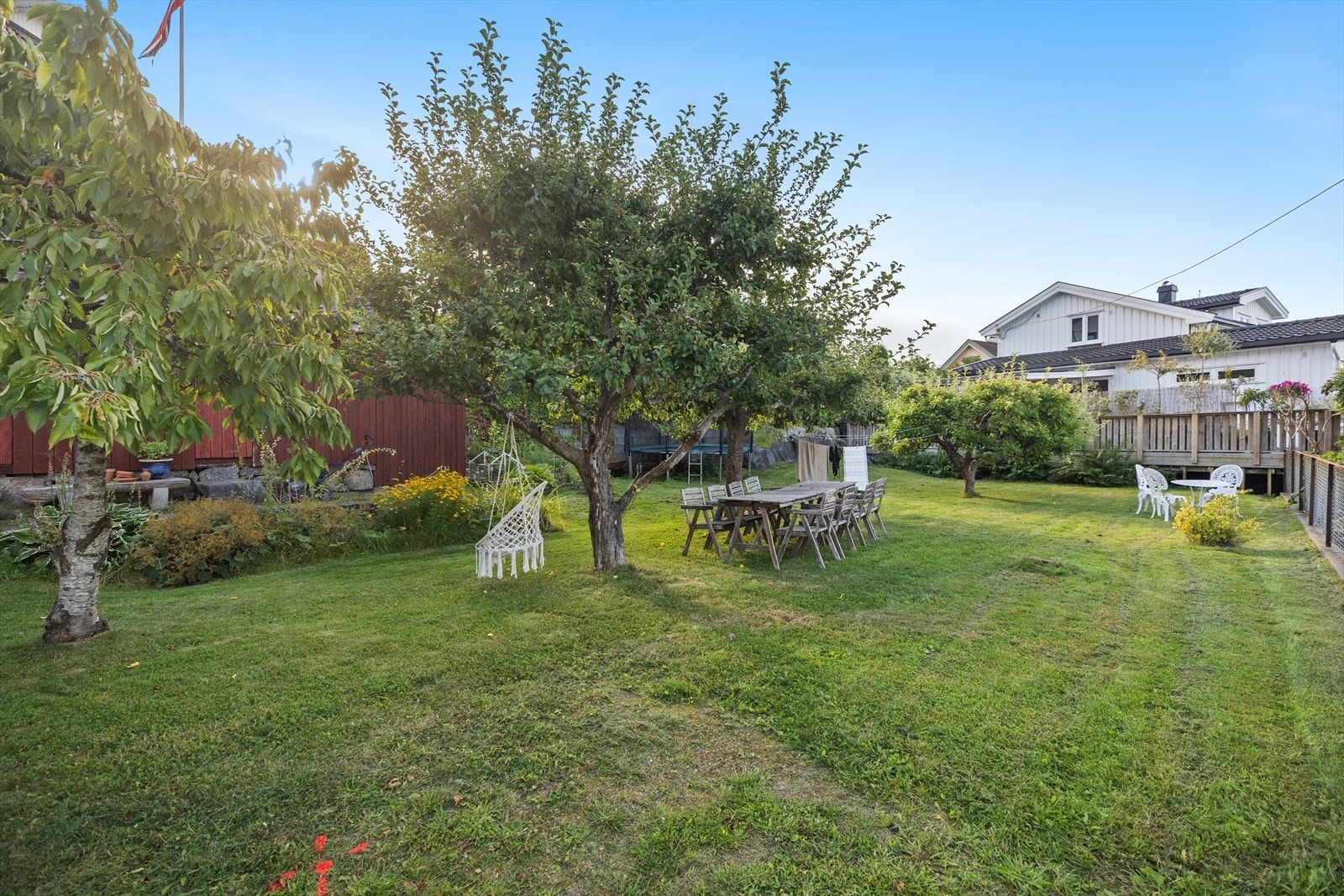 Tomten er regulert til småhusbebyggelse og skal ha én parkeringsplass. Galleribilde