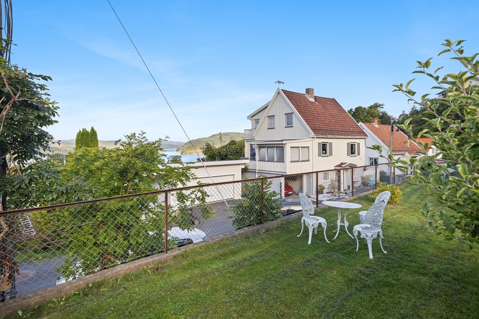 Tomten ligger med nærhet til Oslofjorden med utsikt mot sjøen Galleribilde