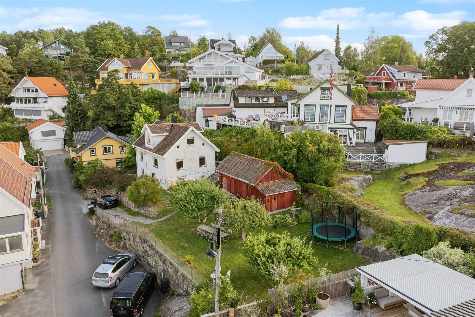 Selveiertomt på ca. 423 kvm som ligger på et relativt flatt terreng, og utgjør et markert platå med en liten høydeforskjell fra adkomstveien Galleribilde