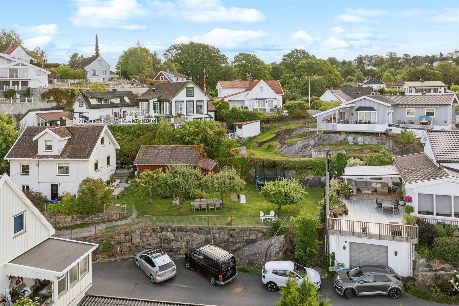 Tomten består hovedsakelig av gressplen med innslag av busker og trær, og ligger i en vestvendt skråning som gir gode solforhold. Galleribilde