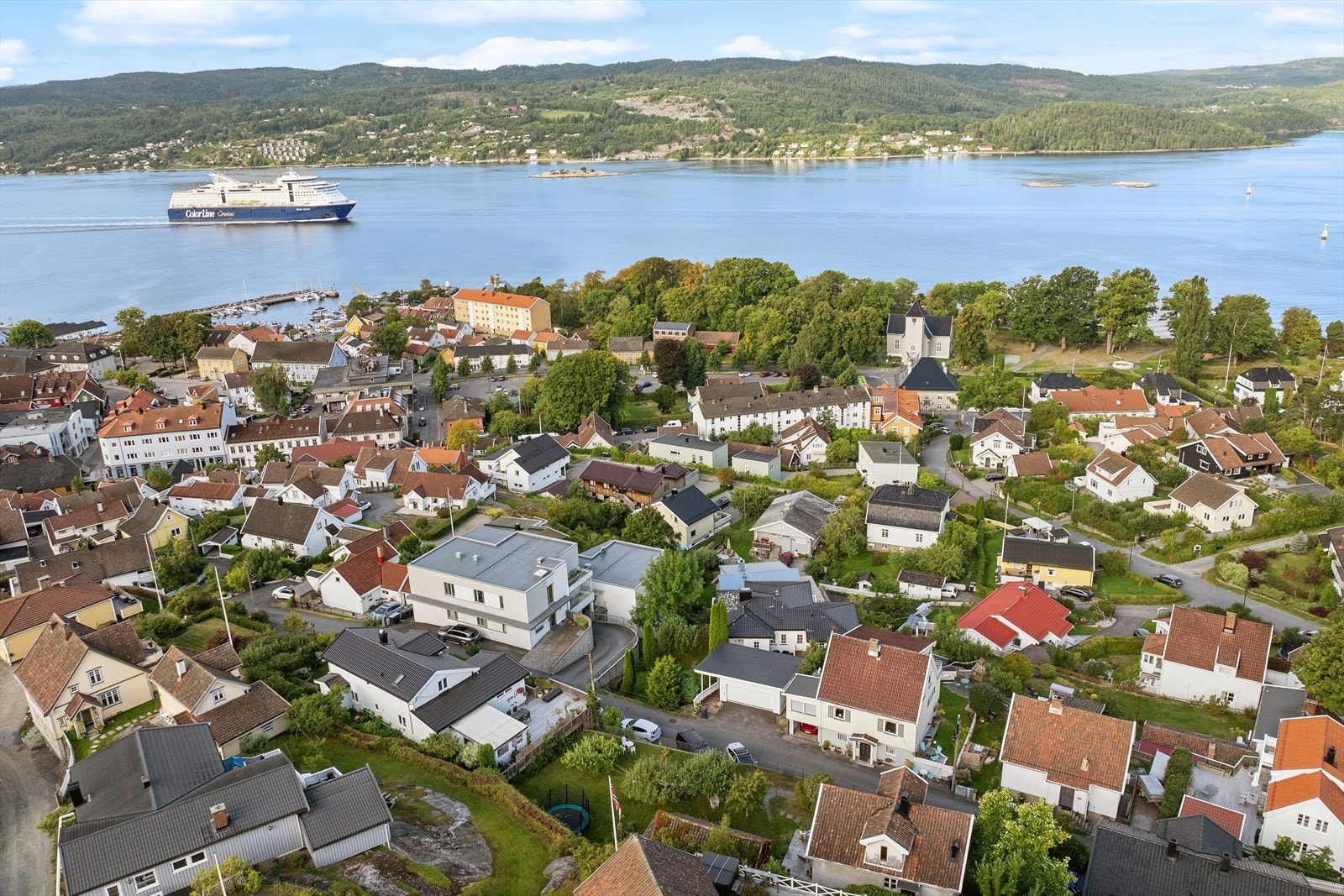 Nærhet til Oslofjorden med utsikt mot sjøen. Her ser du glimt av Oscarsborg festning, Vestfjorden, Bergholmen og Håøya fra stuevinduet. Galleribilde