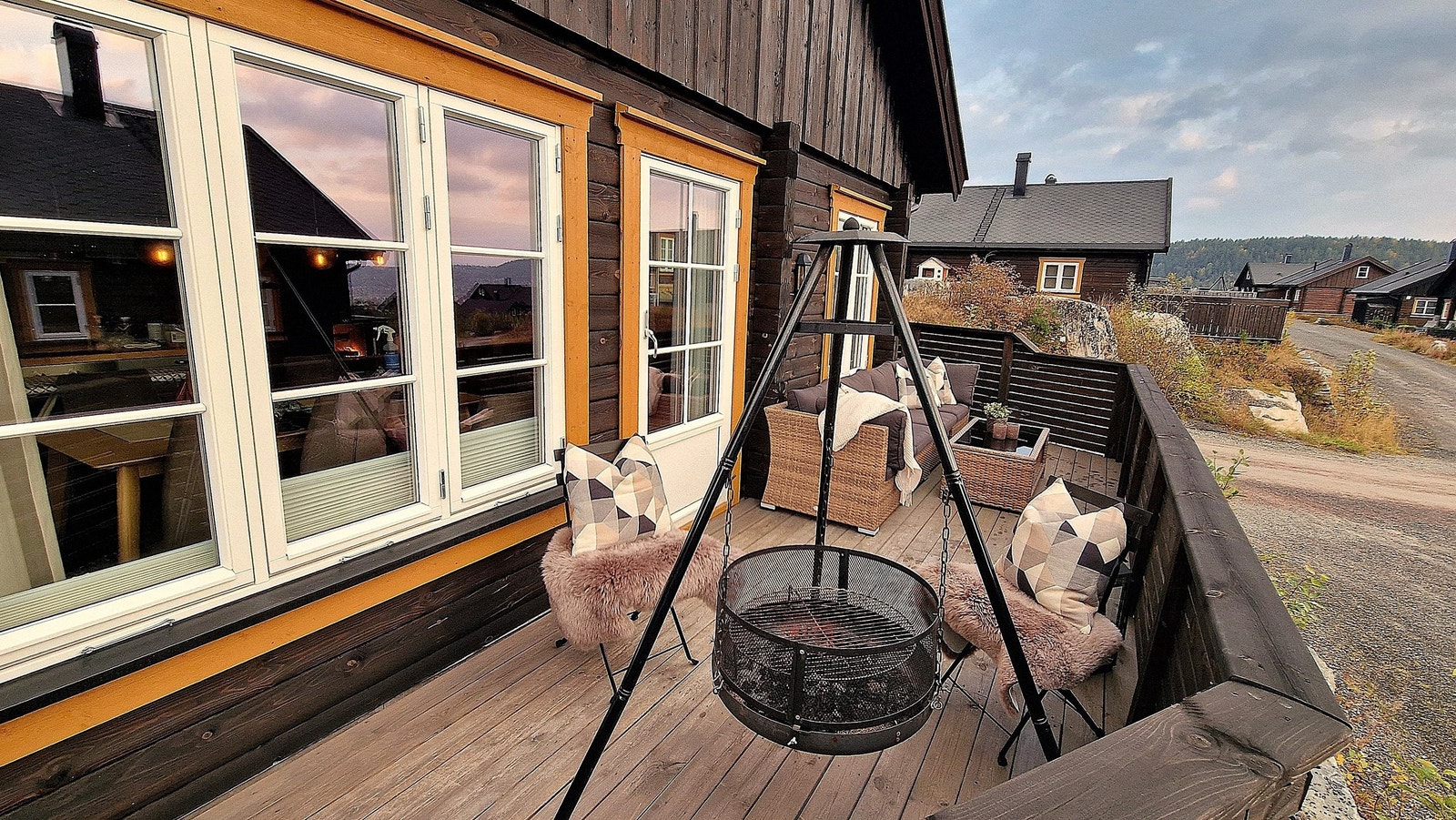 Terrassen har også plass til en hyggelig bålpanne. Galleribilde