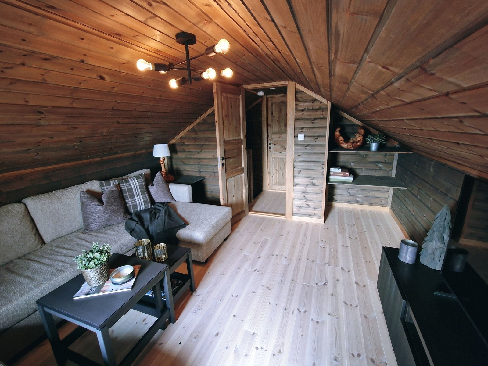 Tv-stuen har god plass til tv og sofagruppe og har pene og praktiske oppbevaringsløsninger. Galleribilde