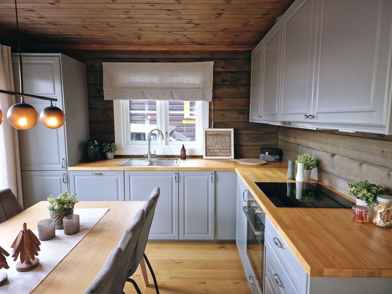 Moderne kjøkken med god skap- og benkeplass. Galleribilde