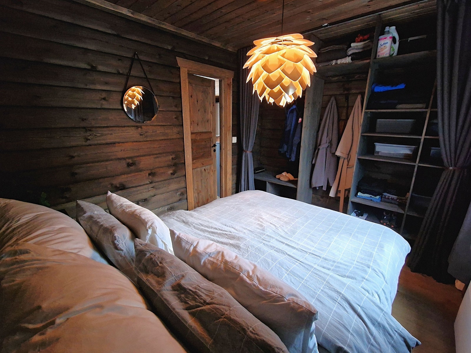 Rommet har god plass til dobbeltseng og nattbord. Galleribilde