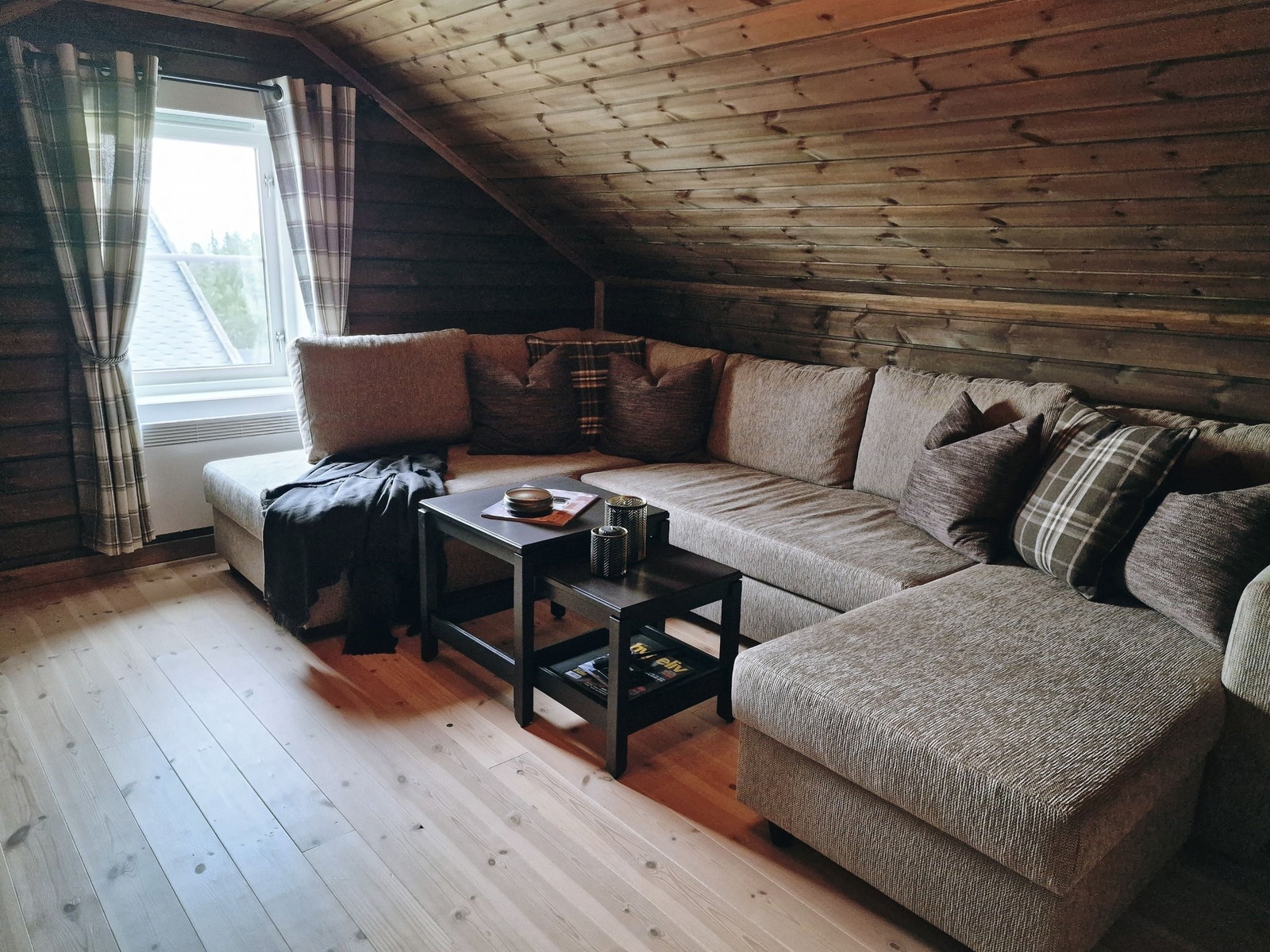 Romslig og innbydende tv-stue. (Stor sovesofa medfølger). Galleribilde