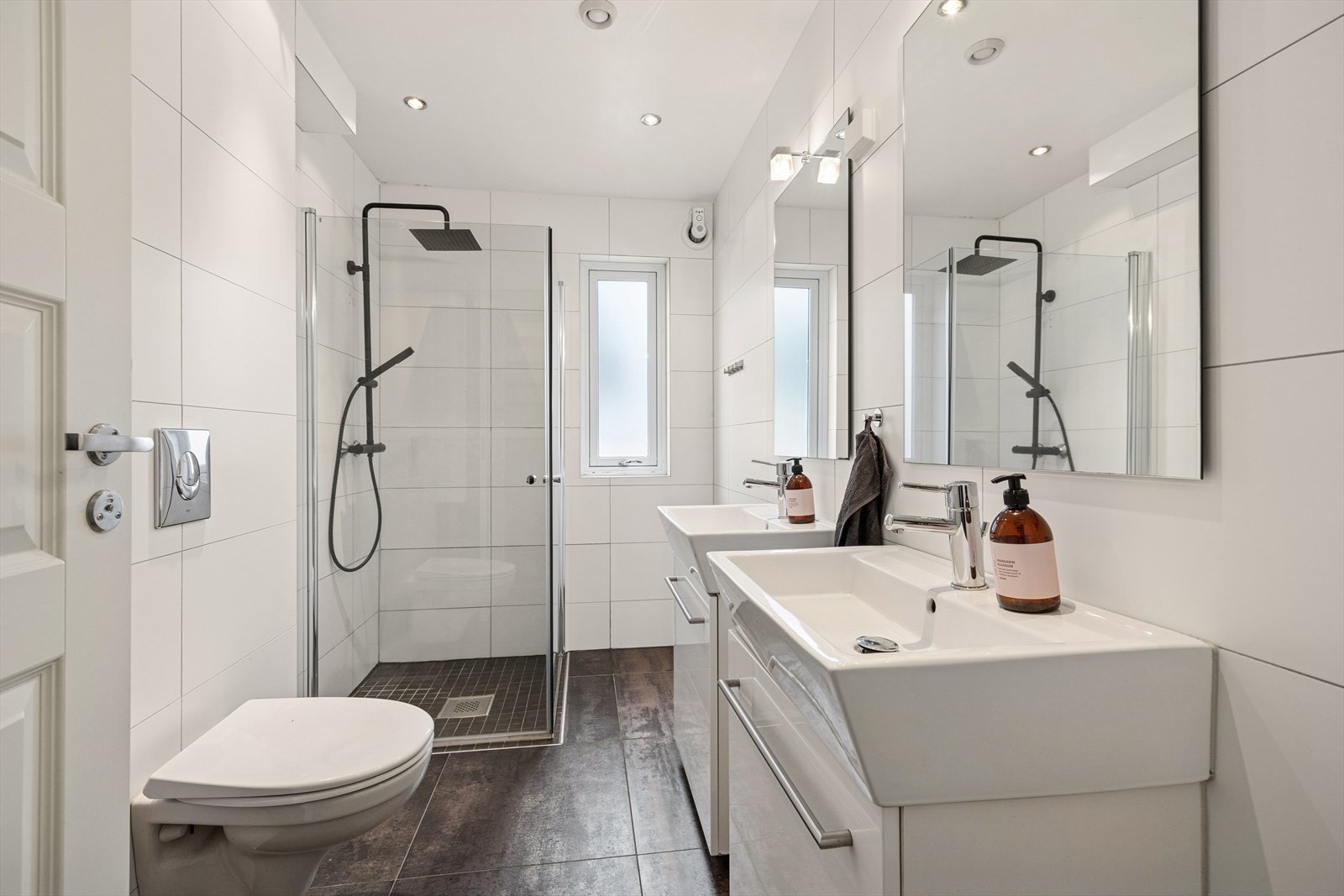 Boligen har to bad og vaskerom. Badet i 1. etasje ble pusset opp i 2008, i regi av tidligere eier. Fliser på vegger og flislagt gulv med gulvvarme og nedsenket dusjsone. Galleribilde