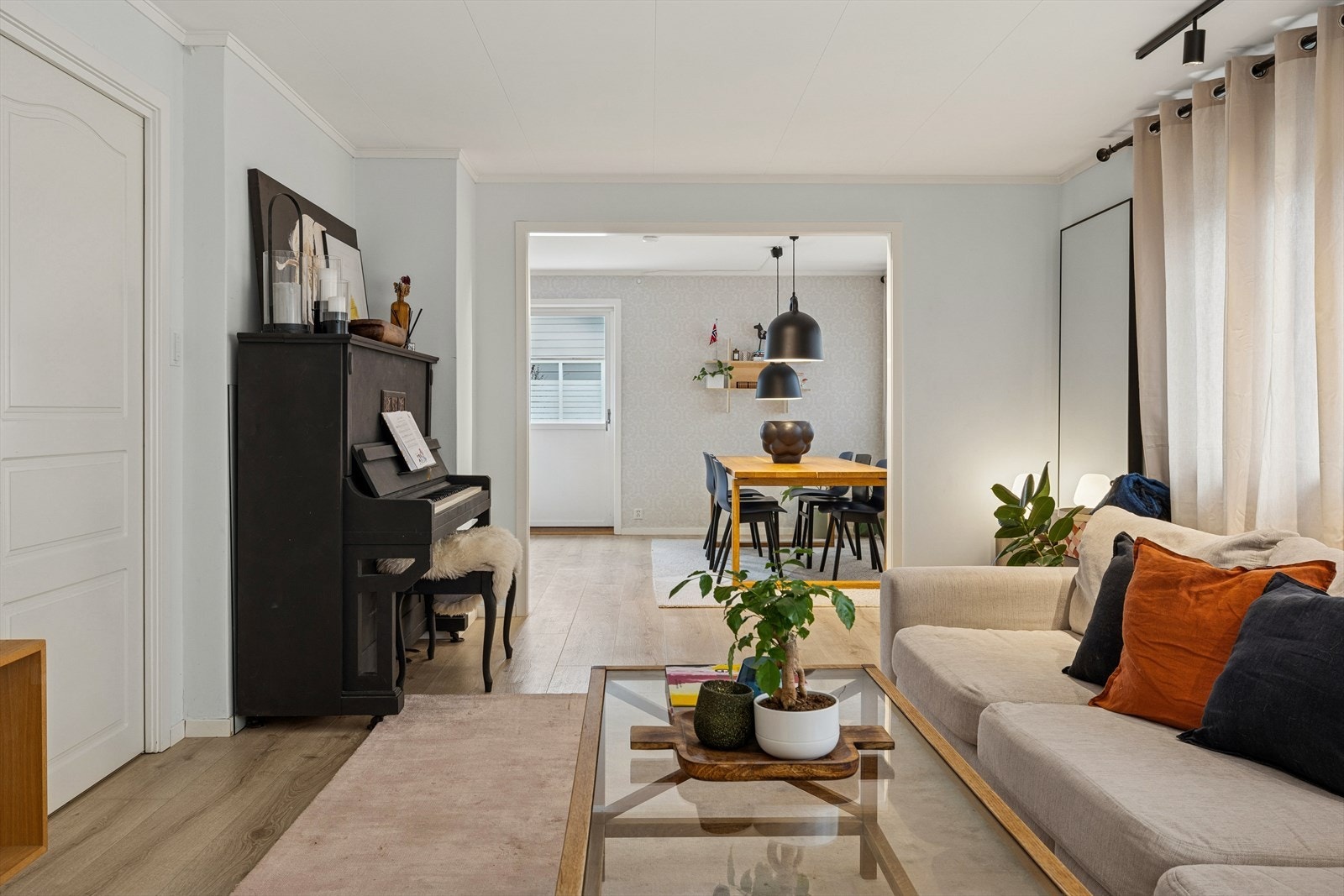 Store vindusflater gir godt med naturlig lys inn i oppholdsrommet. Galleribilde