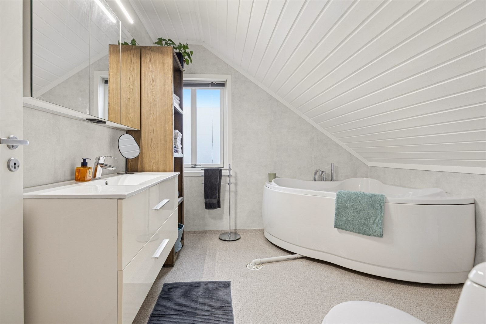 På badet i 2. etasje ble det i 2018 i regi av forrige eier, lagt ny våtromstapet samt montert ny innredning og nytt badekar. Galleribilde