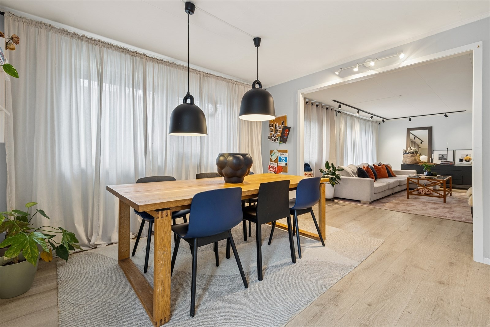 Direkte forbindelse til stuen gir en naturlig overgang mellom spiseplass og oppholdsrom. Galleribilde