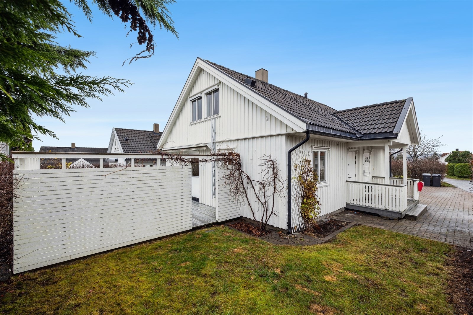 Terrasseplattingen har et bruksareal på hele 64 kvm. og er orientert mot sydvest. Skjermet med hekk og levegg mot nabo. Galleribilde