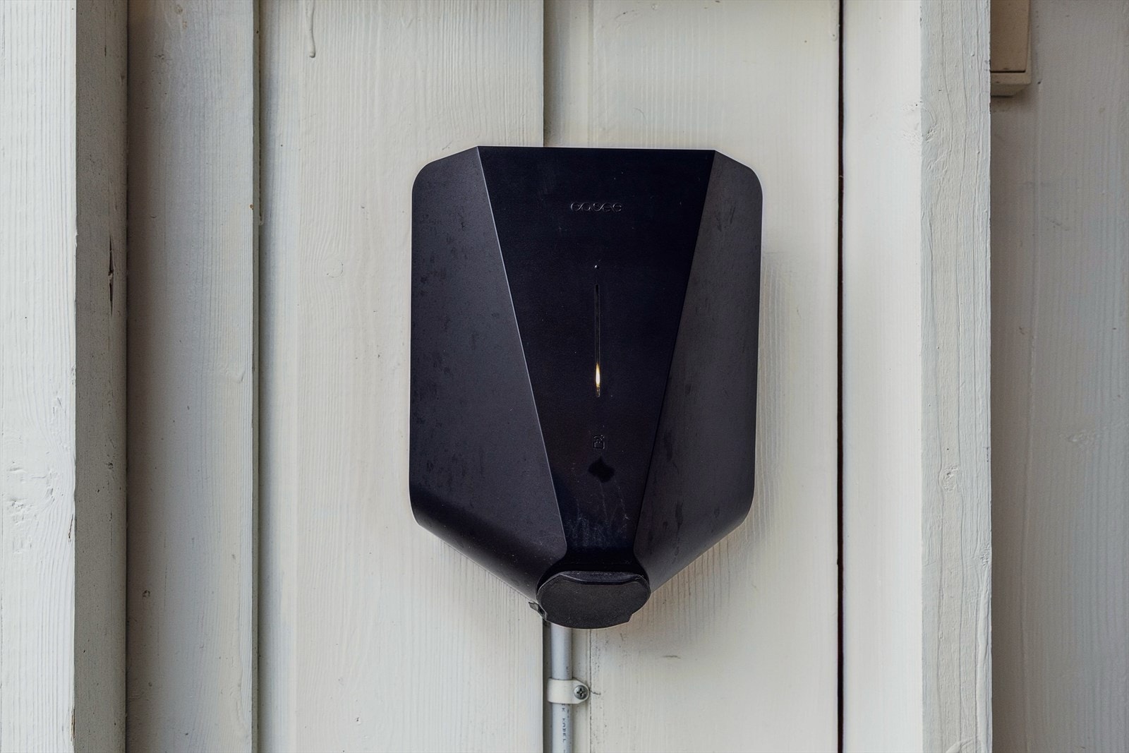 Biloppstillingsplass i 1/2-part av en carport som deles med naboen. Elbil-lader, ny i 2022, montert på vegg. Bod i bakkant av carporten. Galleribilde