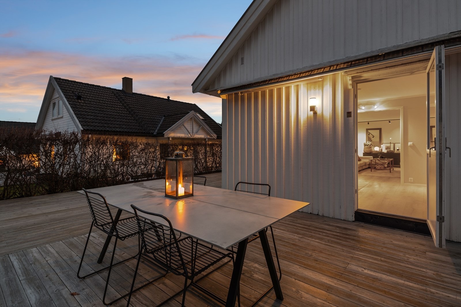 Terrasseplatting er fra 2012. Her kan tilværelsen både på dag- og kveldstid, virkelig nytes til det fulle! Galleribilde