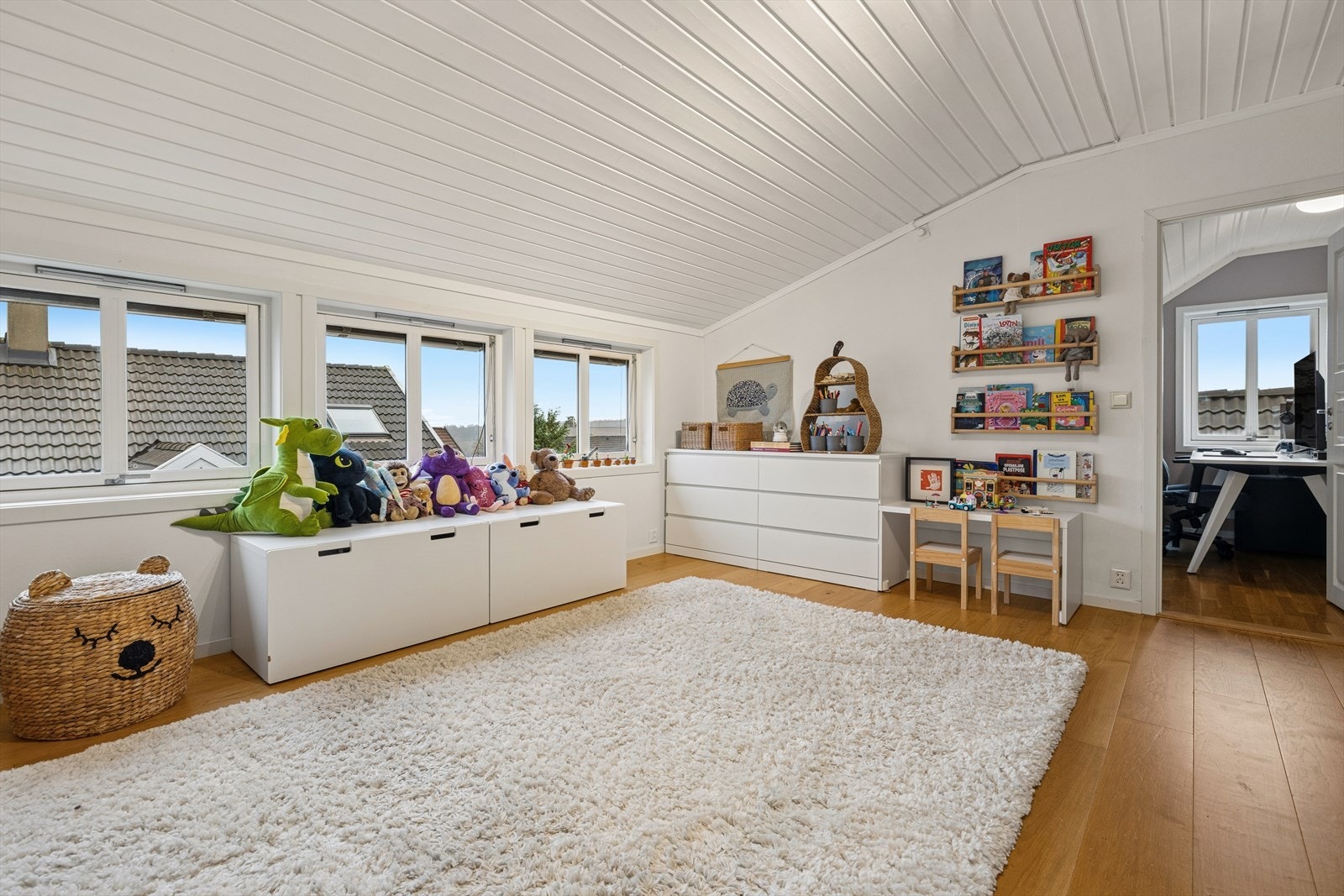 Stor og lys loftstue. Nytt parkettgulv lagt i 2005. Galleribilde