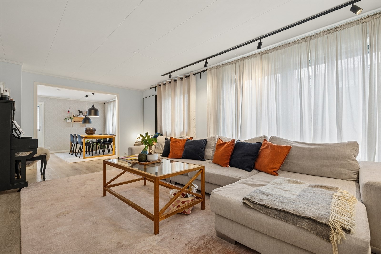 Stuen har plass til en stor sofa, ideelt for samlinger og avslapning. Galleribilde