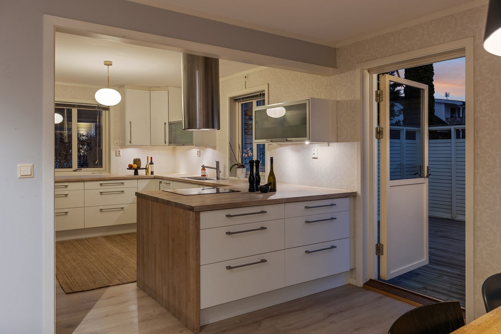 Utgang fra kjøkkenet/spisestuen til terrasse, gir enkel tilgang til det herlige uteområdet. Galleribilde