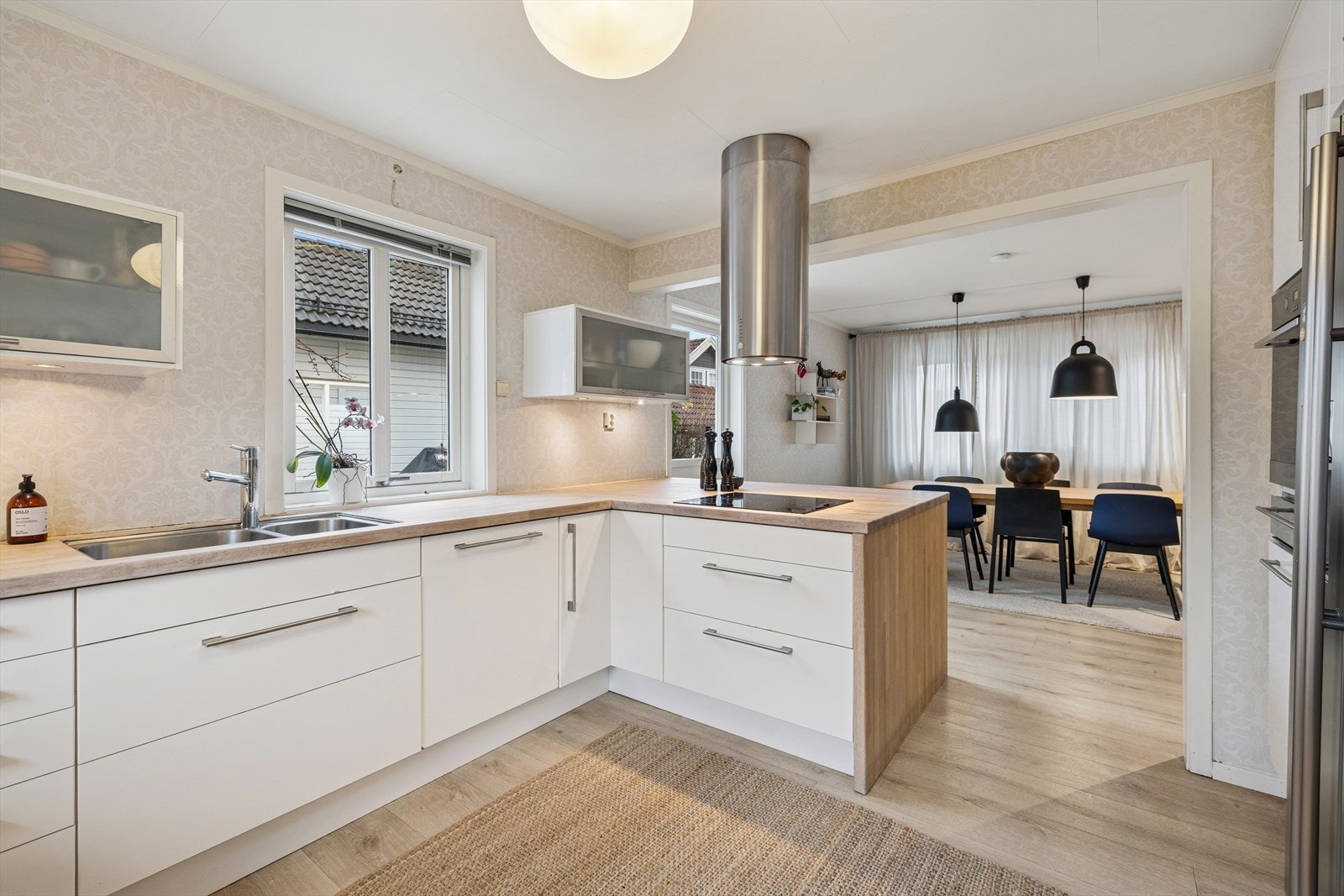 IKEA innredning fra 2008 med lyse slette fronter og heltre benkeplater - nøytralt og stilrent! Galleribilde