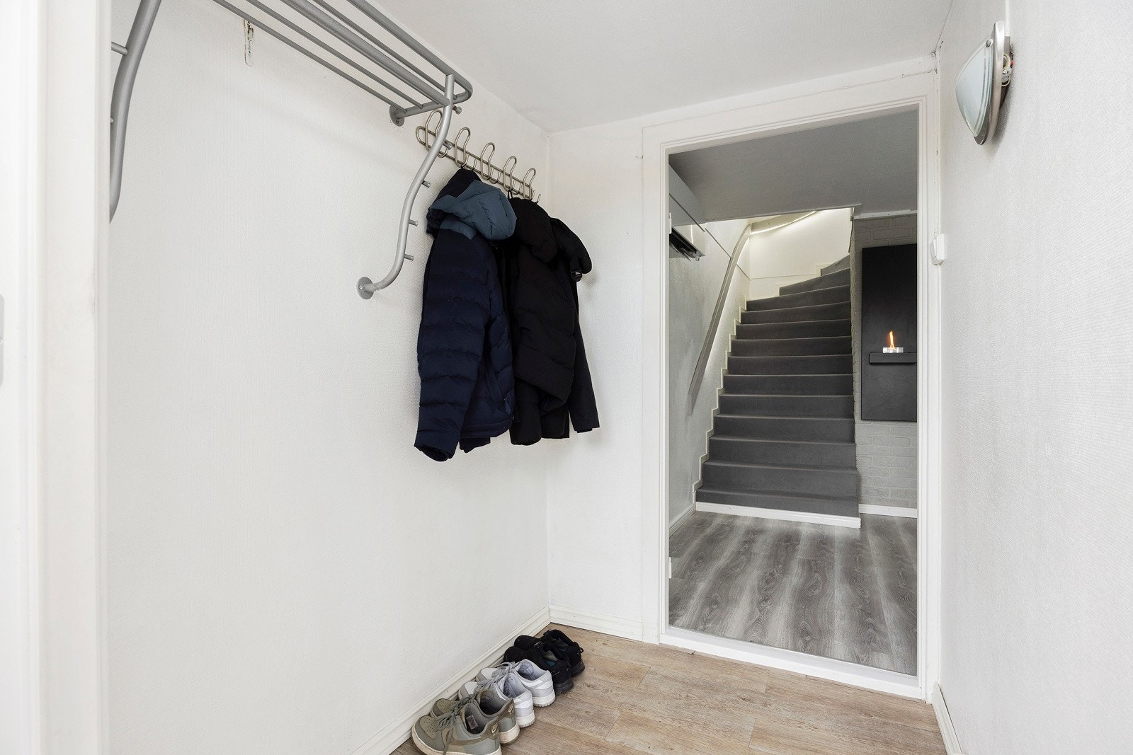 Entré med plass til jakker og sko. Galleribilde