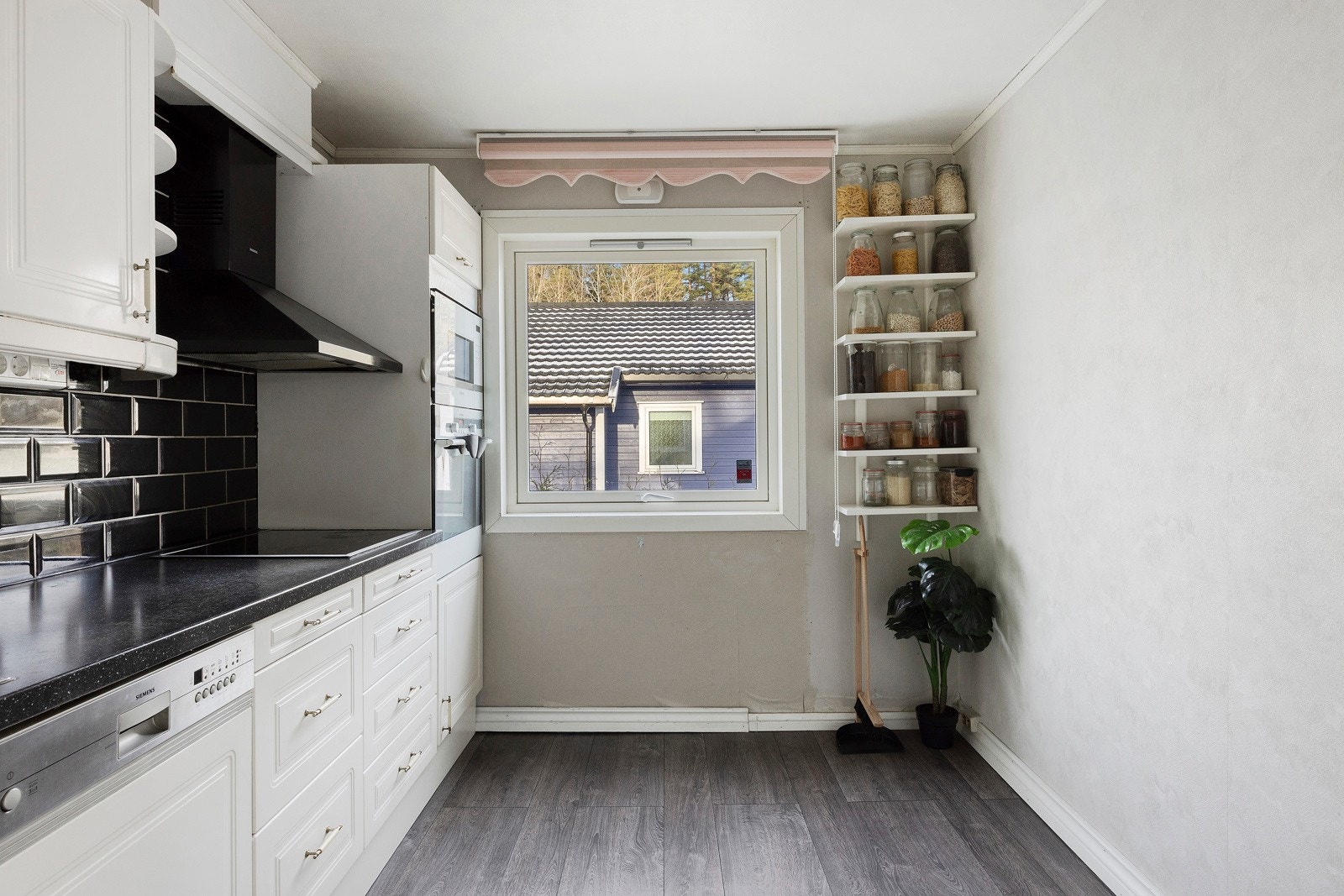 Stekeovn og mikro er integrert i innredningen. Galleribilde