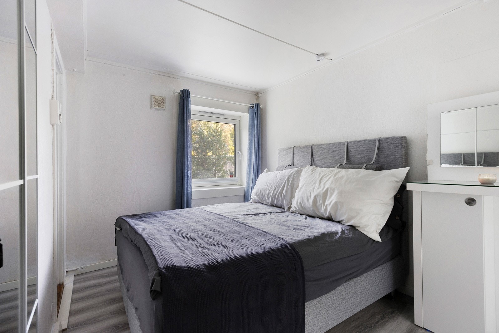 Hovedsoverom med garderobeskap og plass til dobbeltseng. Galleribilde