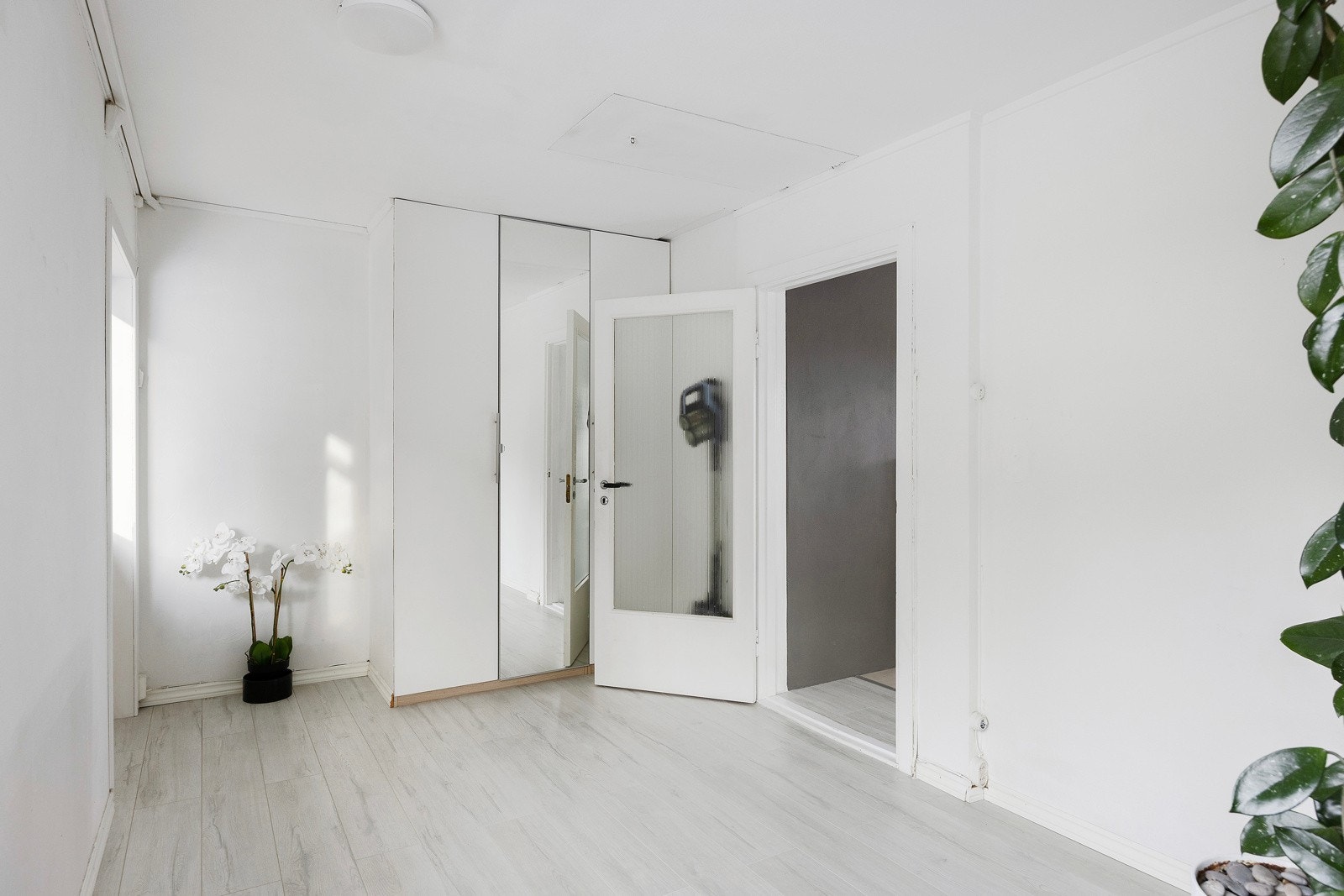 Hall med utgang til terrasser og hage. Galleribilde