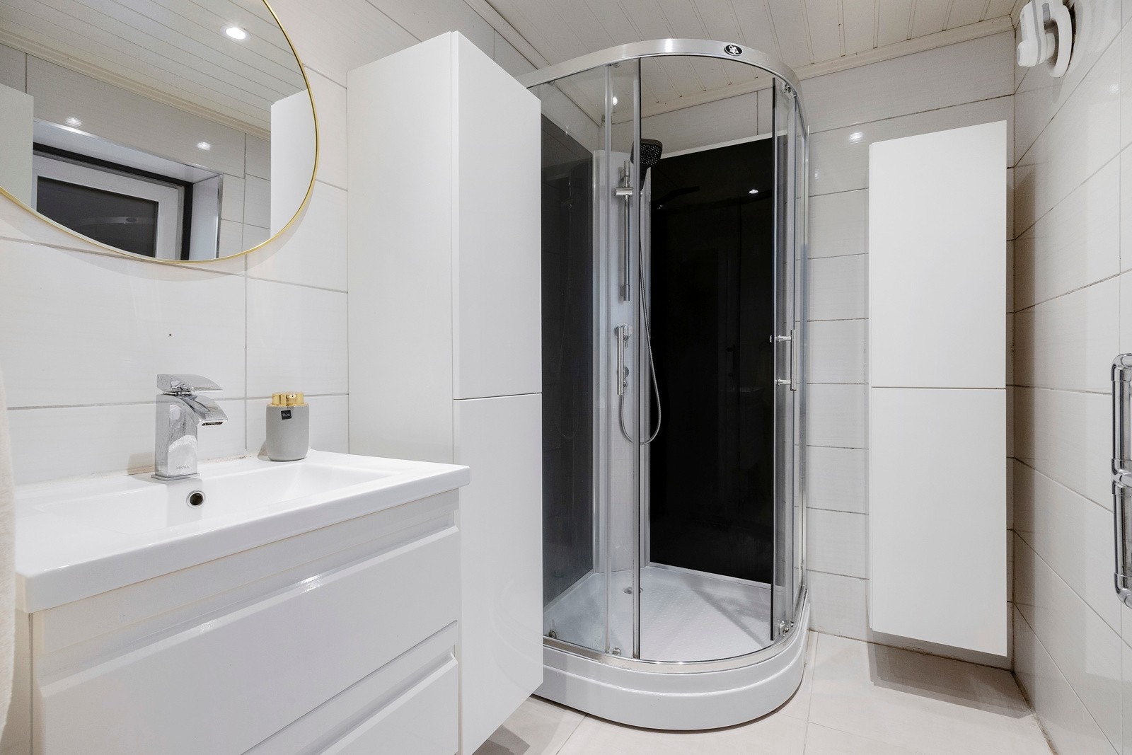 Badet ble oppgradert i egenregi i 2014. Badet har flislagt gulv og varmekabler. Galleribilde