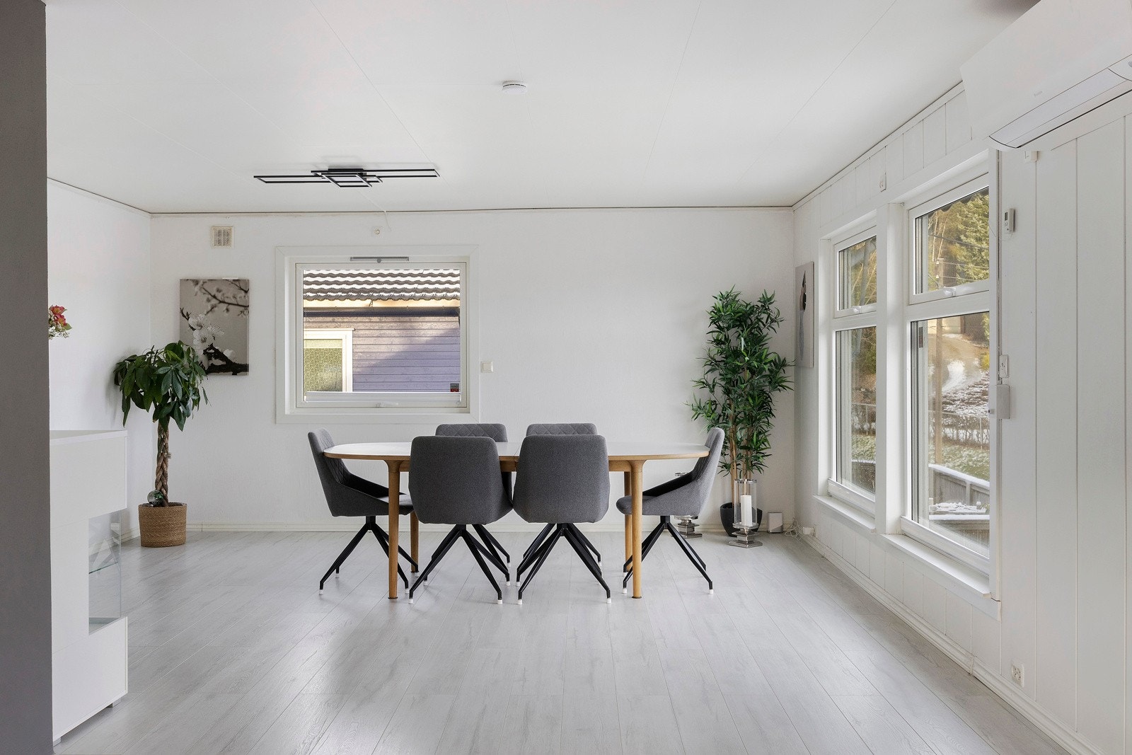 Det er mulighet for stor spisestue nærmest kjøkkenet. Galleribilde