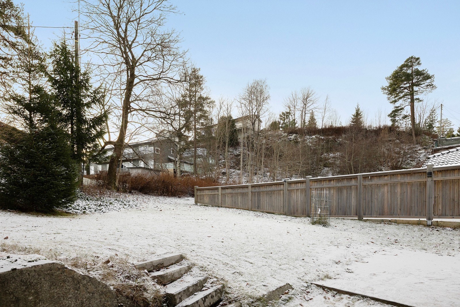 Skjermet hage på baksiden av huset. Galleribilde