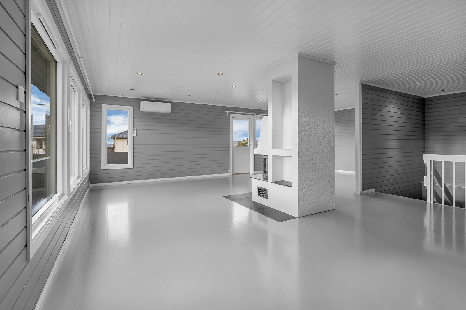 Stue nr. 2 med store vinduer og peis - et perfekt ekstra oppholdsrom. Galleribilde