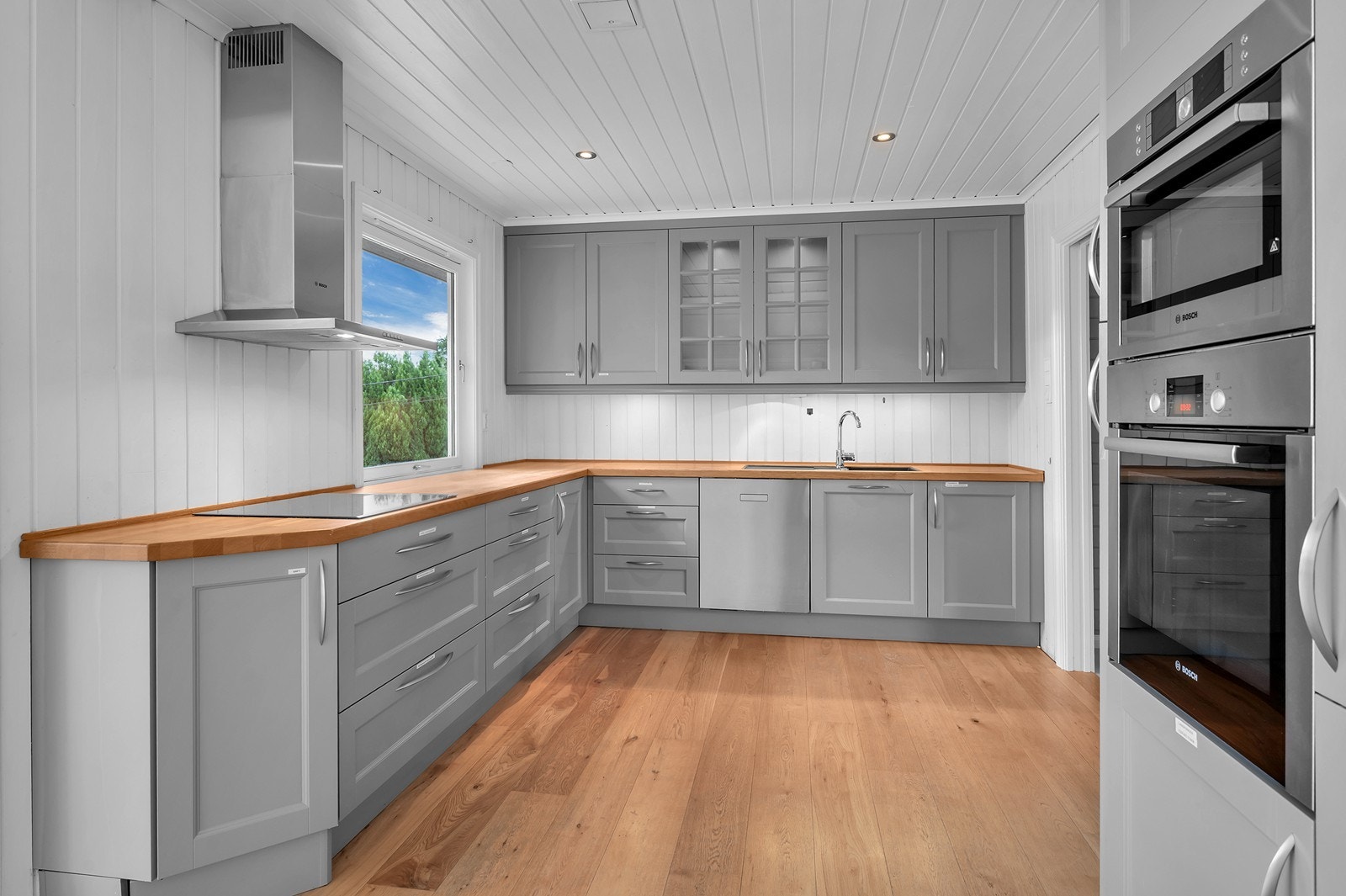 Kjøkken med klassiske fronter, integrerte hvitevarer og rikelig arbeidsflate. Galleribilde