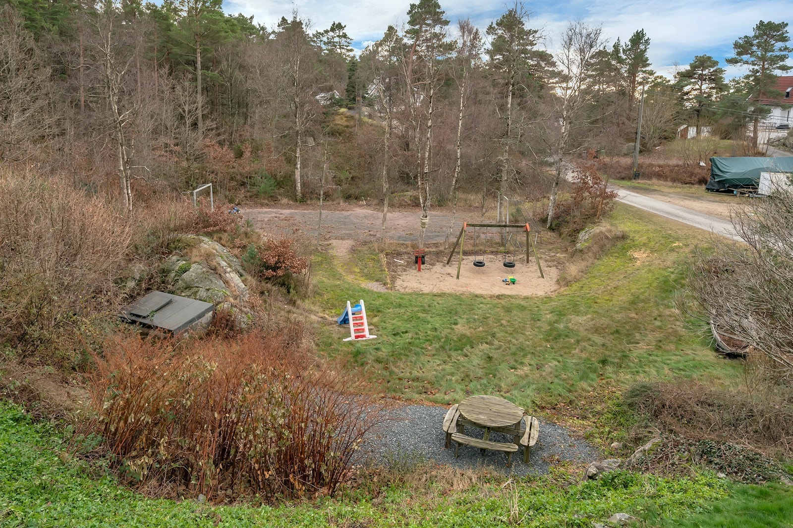 Lekeplass og fotball bane like ved. Galleribilde