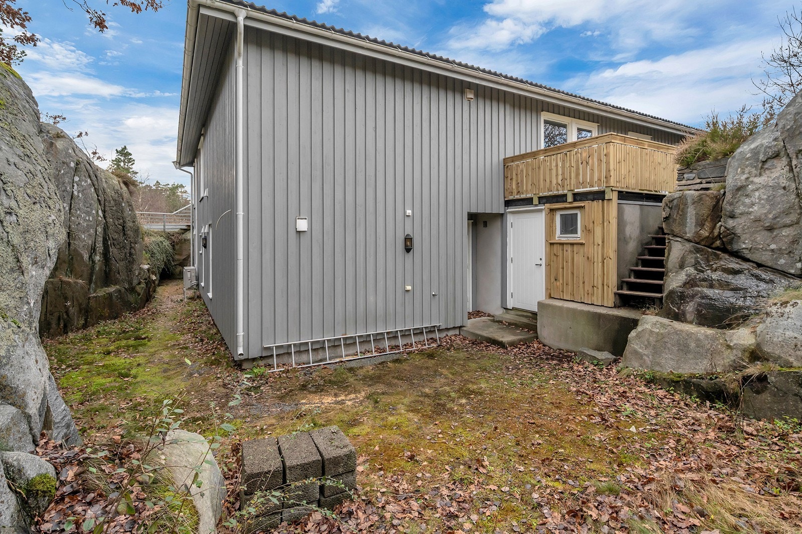 Bakside bolig. Galleribilde