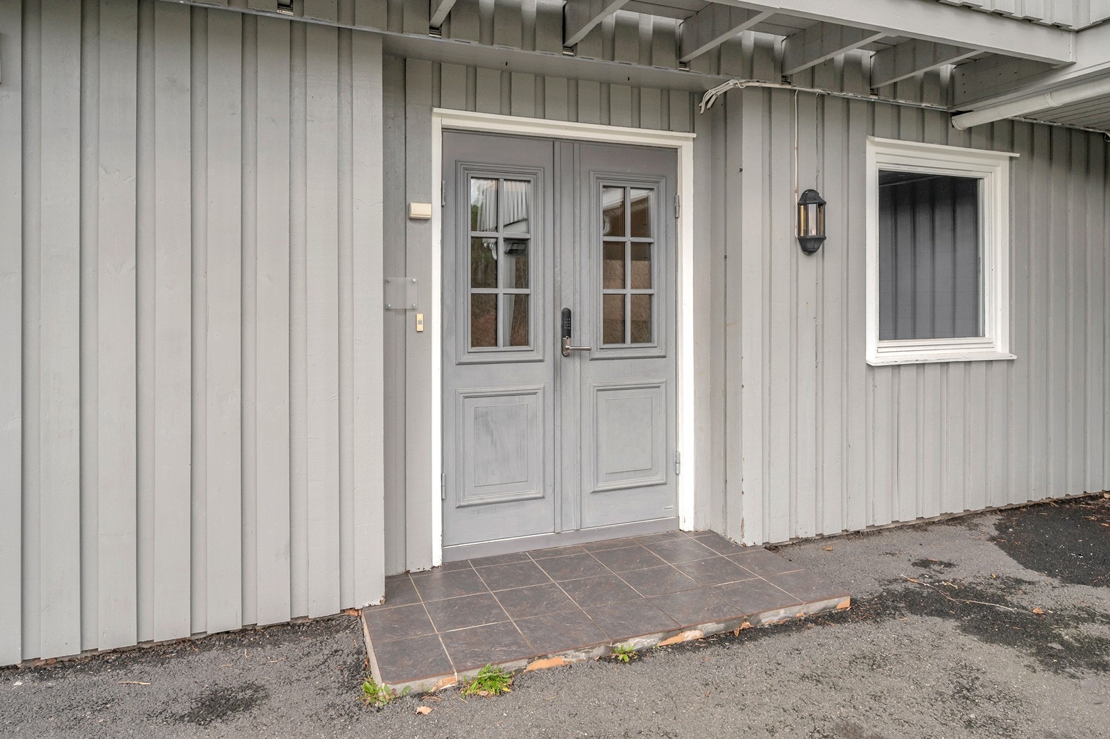 Inngangsparti med dobbel dør og overbygg som gir ly for vær og vind. Galleribilde