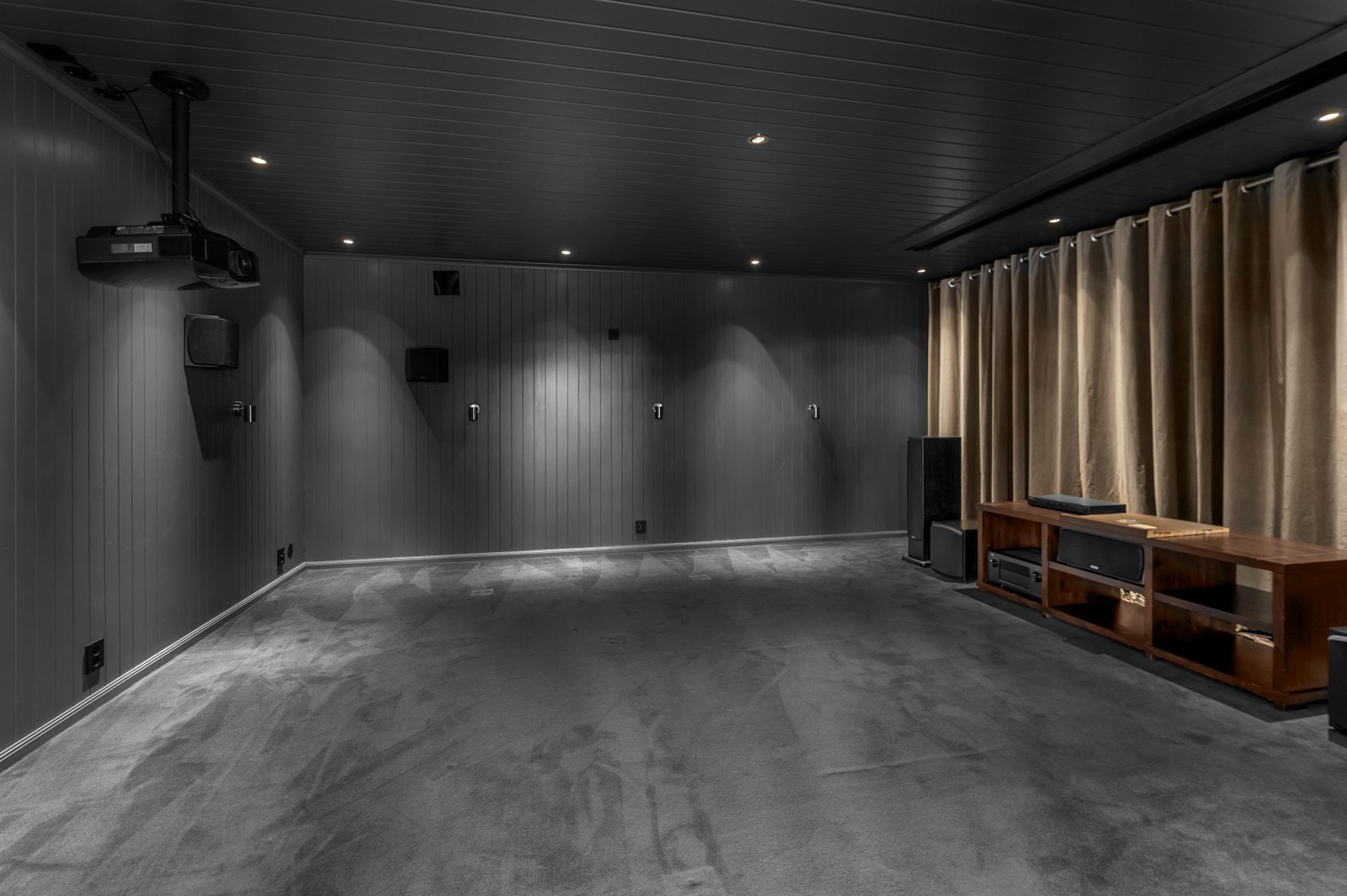 Lager innredet som hjemmekino (Rommet er ikke godkjent for varig opphold) Galleribilde