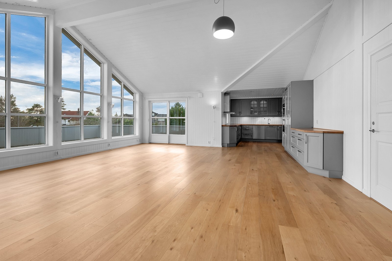 Romslig rom med åpen løsning mot kjøkkenet - ideelt for sosiale sammenkomster. Galleribilde