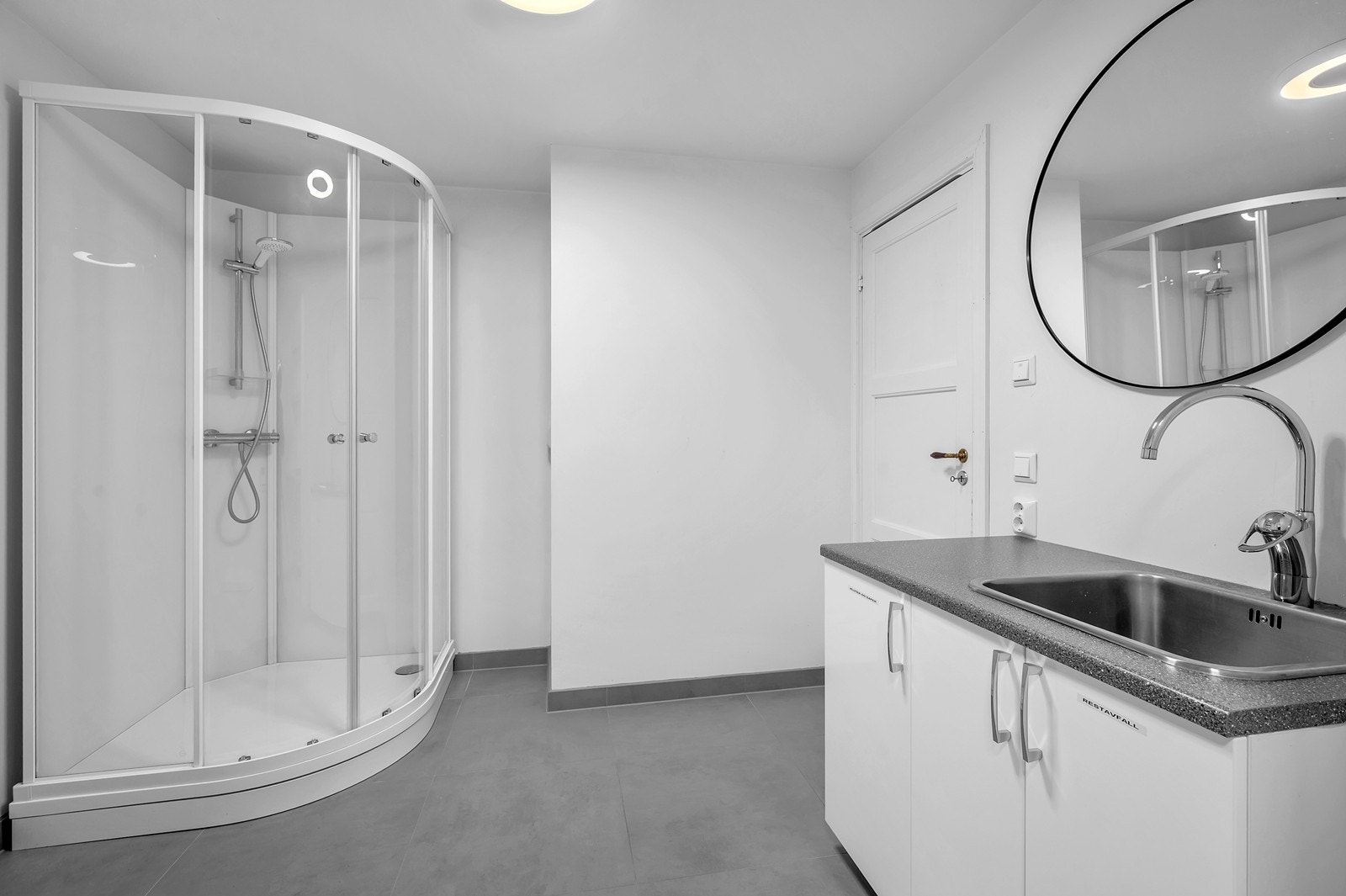 Vaskerom/bad i underetasjen med dusjkabinett, utslagsvask, speil, vegghengt toalett og opplegg for vaskemaskin. Galleribilde