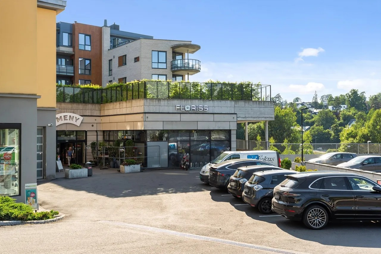 Gangavstand til Jar-huset med Menybutikk, apotek, frisør og bakeri Galleribilde