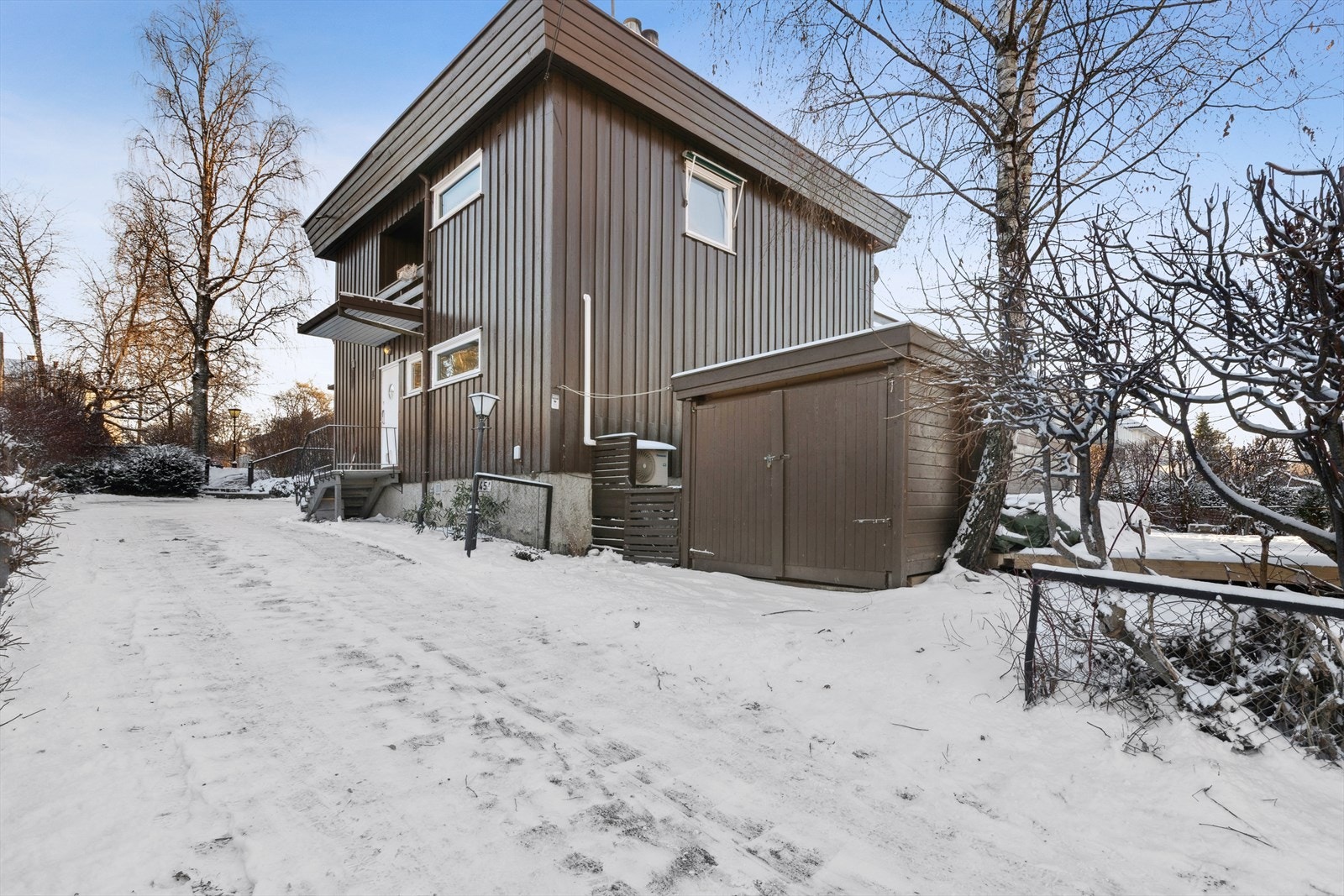 Adkomstvei inn til boligen, garasjen og naboen på innsiden - uthus/hagestue i forkant Galleribilde