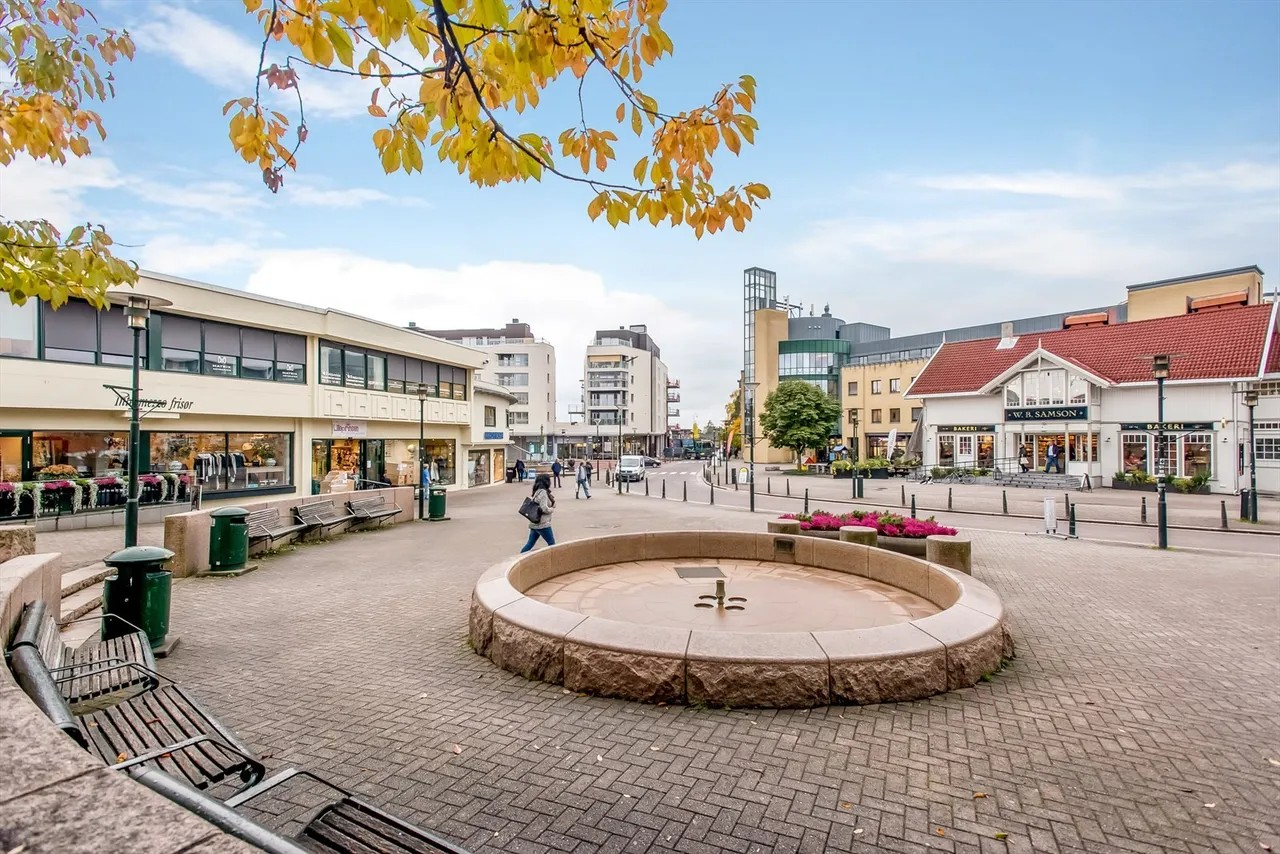 En kort kjøretur fra boligen ligger Bekkestua sentrum med alt du trenger av butikker, forretninger samt hyggelige spisesteder og kaféer Galleribilde